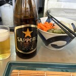 楽ちゃん - サッポロ黒ラベルとテーブルのおしんこ