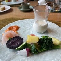 薪の音 - 地元野菜のサラダ こがし玉ねぎソースとともに
                ランチコース(里山) 7700円