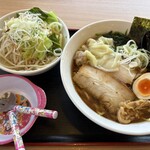 大鷹ラーメン - 取り分け皿も出してくれます