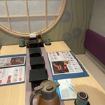牛かつもと村 御殿場プレミアムアウトレット店 - 4名掛けのソファ席