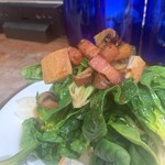 ブラッスリー 航 - ちぢみほうれん草のベーコンマッシュルームオイルサラダ