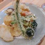 蕎麦切り ちょんまげ - こごみ、アスパラも入ってました！