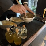 レフェルヴェソンス - 羽根屋煌火に加えるコブミカンと胡椒を擦っている様子