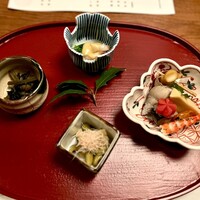 下関 春帆楼 東京店 - ▪️前菜：⚫︎︎子持ち昆布と青大豆のお浸し⚫︎ 海松貝と菜の花辛子酢味噌掛け　⚫︎ 葉牛夢会平　⚫︎金棒海老　⚫︎ 金村風干し　⚫︎鰯煮しめ　⚫︎竹の子会め煮　⚫︎白倍貝醤油煮　まるで梅花人参