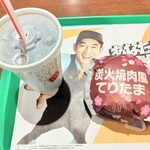 マクドナルド - ドリンク写真:アイスコーヒーとハンバーガーと永山瑛太さん