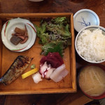 遊魚 和田丸 - 秋刀魚の塩焼き刺身定食900円