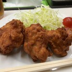 小桜 - とり唐揚げ4個。キャベツ、プチトマト付き。マヨネーズやドレッシングもらえます。