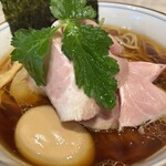 中華そば 四つ葉 - 表面にはうっすら脂の膜