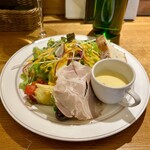 Trattoria L'astro - 本日のハム、本日のスープ、ライ麦パン、10種野菜のサラダ