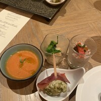 Jose Luis - 左にあるのが赤海老のガスパッチョ