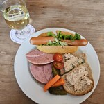 ベルグフェルド - ベルグサンドセット。ライ麦パンにヤークトブルスト、グラハムパンにツナ、ホットドッグの3種にグラスワイン(白)