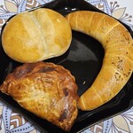 ベルグフェルド - お土産パン。右上から塩ツノ、ミートパイ、ブロッチェン