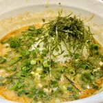 麺小屋 てち - スープの海にごはんの山✨大葉、ネギ、海苔がトッピング