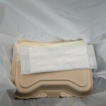 キッチン ブルー グローブ - おしぼり、フォークが見えます