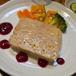 キッチン ブルー グローブ - 反対側から、鮮やかなドラゴンフルーツのソース