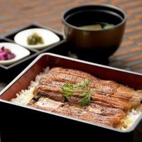 鮮度にこだわり、当店でさばき焼き上げた国産うな重