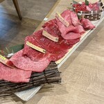 俺の焼肉 博多 - 特選黒毛和牛7種類盛り合わせ300g