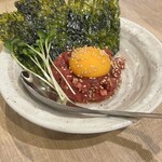 俺の焼肉 博多 - A5黒毛和牛のり巻きユッケ