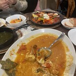 コシード - 魚介パエリア(奥のやつ)