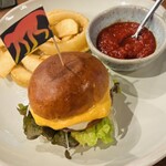 Smoky Monkey Hamburger &More - 2種のチーズとWパテのハンバーガー