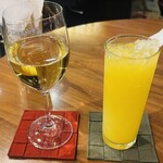 Smoky Monkey Hamburger &More - 白ワインとシンデレラ