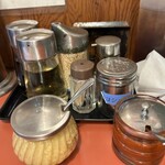 ハッスルラーメンホンマ - 2025/3/9 ディナーで利用。卓上トッピングの様子。