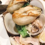 ワイン酒場 Opti - 巨大蛤と菜の花のワイン蒸し…に巨大な牡蠣が鎮座…
