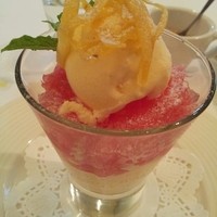 ペルケノー - ムース、グレープフルーツのジュレの上にバニラジェラートが乗ってます