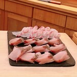 鮨 しゅん輔 - 奥が真鯛。手前が厚切りの鰆の背身と腹身です。真鯛は塩でいただきました