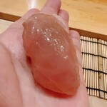 鮨 しゅん輔 - 藁で炙った金目鯛。薬味は柚子胡椒と七味です