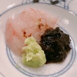 鮨 しゅん輔 - 甘海老のタタキです。本山葵と海苔佃煮を添えて三色仕上げにしました