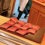 鮨 しゅん輔 - 中トロ嬢が並びます