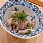 鮨 しゅん輔 - 酢締めした鰯のタタキ。これもお酒を呼びます