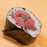 鮨 しゅん輔 - 赤身のづけの太巻き