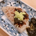 鮨 しゅん輔 - 平貝の炙りに海苔佃煮と本山葵をトッピング