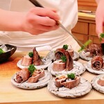 鮨 しゅん輔 - 子持ち槍烏賊が並びます。ツメは煮汁を煮詰めたもの