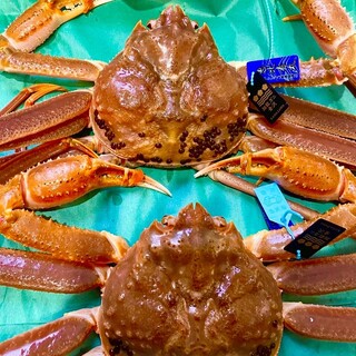 信頼のおける近江町市場に毎朝自身が足を運び、仕入れる食材