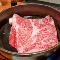 すき焼きと牛まぶし ももしき - まずは肉1枚を焼いていきます