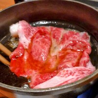 すき焼きと牛まぶし ももしき - すき焼きのタレを投入して仕上げ