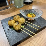 酔処さんぽや - 自家製ふわふわつくね串　1本　300円　＋卵黄　100円