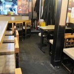 Jingisu Kan Rakutarou - 昼は油そば、夜はジンギスカン「楽太郎」の店内様子。