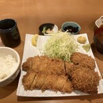 はせ川 - お吸い物は赤だし。ご飯キャベツは1回おかわり可。ドレッシング無し。