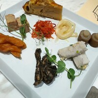 ON the TABLE CHINESE - 