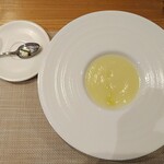 アル・ケッチァーノ  - 新玉ねぎのスープ　これは、お店のご厚意。材料は新玉ねぎと水と塩だけ。新玉ねぎ特有の甘さ、辛みの少なさを最大限に活かした逸品。