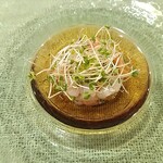 アル・ケッチァーノ  - 燻製サーモンとホタテのマリネ　燻製にすることで、味が濃縮されつつも脂が抑えられて食べやすくなる。カイワレのスッキリ感と歯応えがまたいいアクセントに。