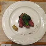 アル・ケッチァーノ  - 山形牛のサーロイン　赤身の美味しさもポイントだけども、マスタードと雪菜(地元食材)が素晴らしい相棒。雪菜の甘さにマスタードの酸味、マスタードに練り込まれたハーブ？の苦味がいろんな美味しさを足してくれる