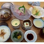 日本料理 喜水亭 - 昼ご膳（1620円） 
            お刺身・天ぷら・鯛のアラ炊き・卵豆腐・茶わん蒸し・ご飯・お味噌汁・デザート・珈琲のセットです。 