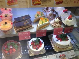 DOLCE FELICE - 2014年5月：ショーケース、ホールケーキもあります。プライスカードしか写っていませんが、一番上段のエクレアが売りだったようです