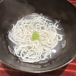 日本料理 別府 廣門 - シラス　昆布出汁