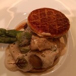 メゾン ポール・ボキューズ - アスパラガスと五島地鶏しまさざなみのフィユテ